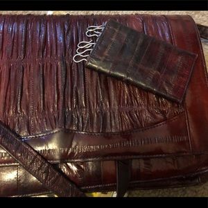 Burgundy purse with straps and matching key chain